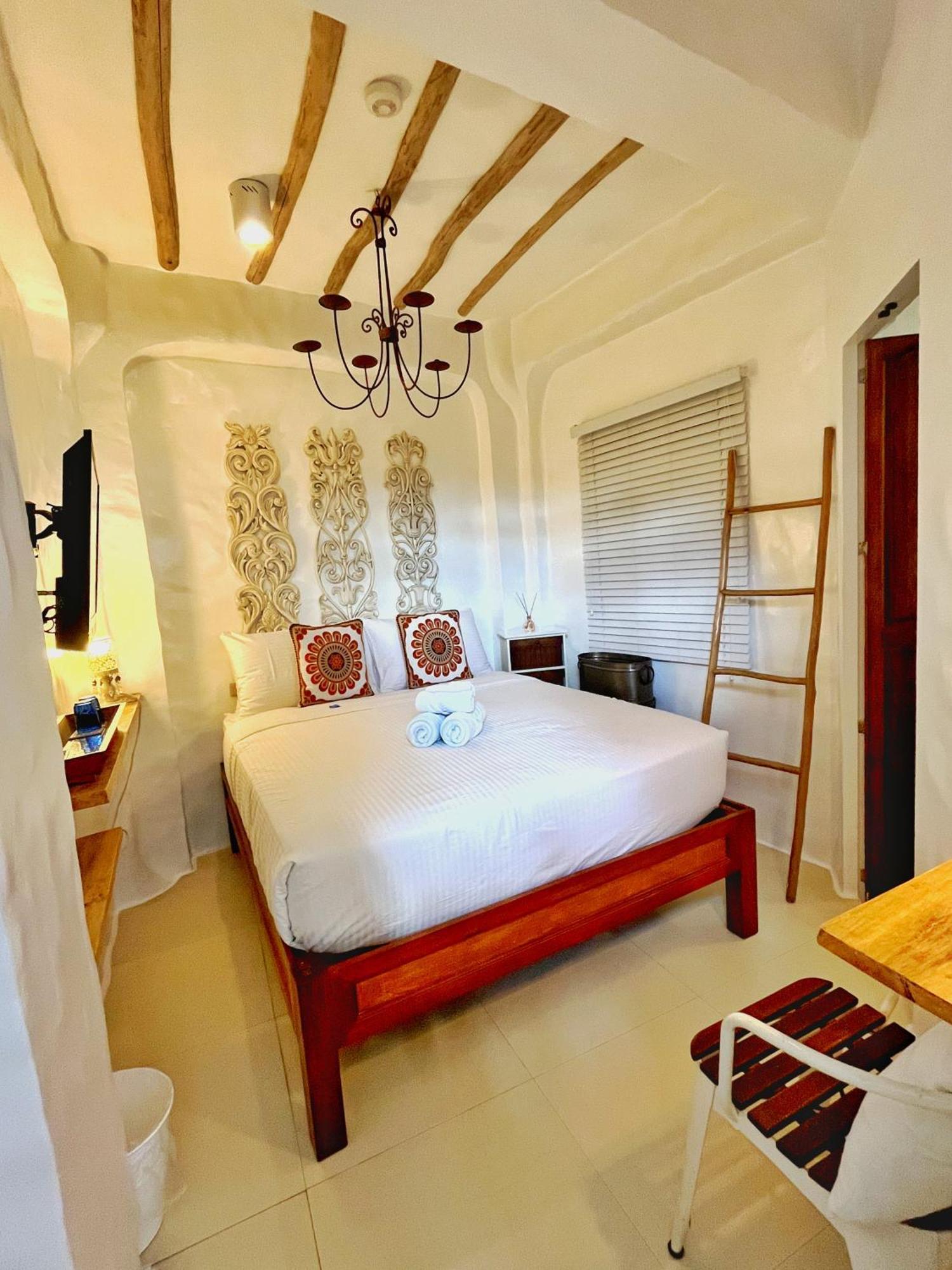 Lugar Bonito Hotel Balabag  Экстерьер фото